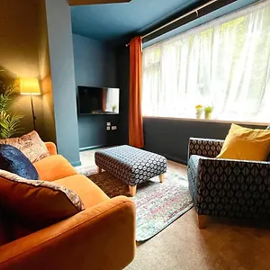  Apartment Coastal Charm: Stylish 2-bedroom Near United Kingdom
